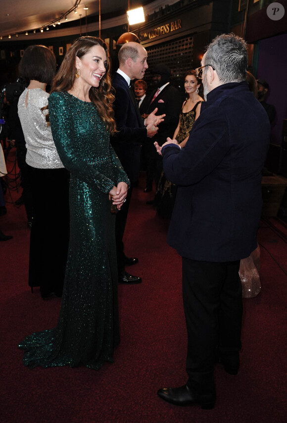 Le prince William, duc de Cambridge, et Kate Catherine Middleton, duchesse de Cambridge, au "Royal Variety Performance 2021" au Royal Albert Hall à Londres. Le 18 novembre 2021  The Duchess of Cambridge speaking to Elvis Costello after the Royal Variety Performance at the Royal Albert Hall, London. Picture date: Thursday November 18, 2021. 