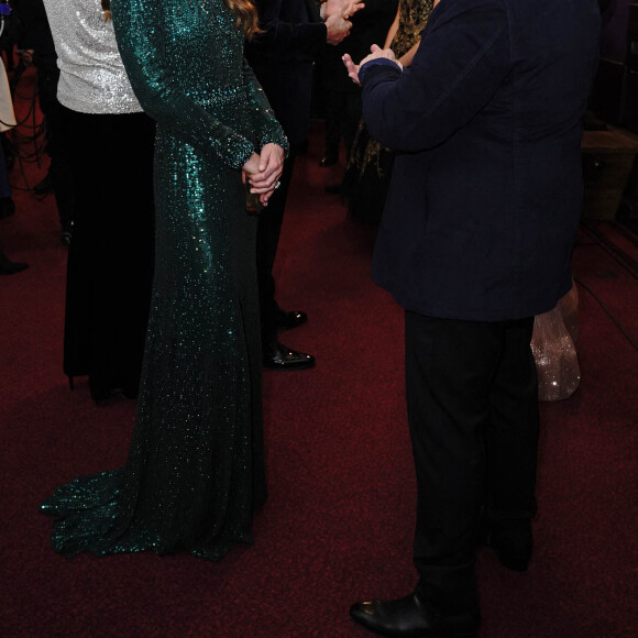 Le prince William, duc de Cambridge, et Kate Catherine Middleton, duchesse de Cambridge, au "Royal Variety Performance 2021" au Royal Albert Hall à Londres. Le 18 novembre 2021  The Duchess of Cambridge speaking to Elvis Costello after the Royal Variety Performance at the Royal Albert Hall, London. Picture date: Thursday November 18, 2021. 