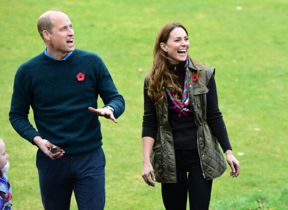 Info - Kate Middleton fête ses 40 ans le 9 janvier - Le prince William et Kate Middleton rendent visitent aux scouts à Alexandra Park pour leur campagne PromiseToThePlanet des scouts à Glasgow, en marge de la Cop26 (1er - 12 novembre 2021), le 1er novembre 2021.  The Duke and Duchess of Cambridge help to celebrate the Scouts PromiseToThePlanet campaign during a visit to 105th Glasgow Scouts, Alexandra Park Sports Hub, Dennistoun. During the visit they met with the scouts, cooked an aubergine burgers and made seed bombs. The Duchess of Cambridge jokes as she waves her muddy hands in the Dukes face. Glasgow. November 1st, 2021. 