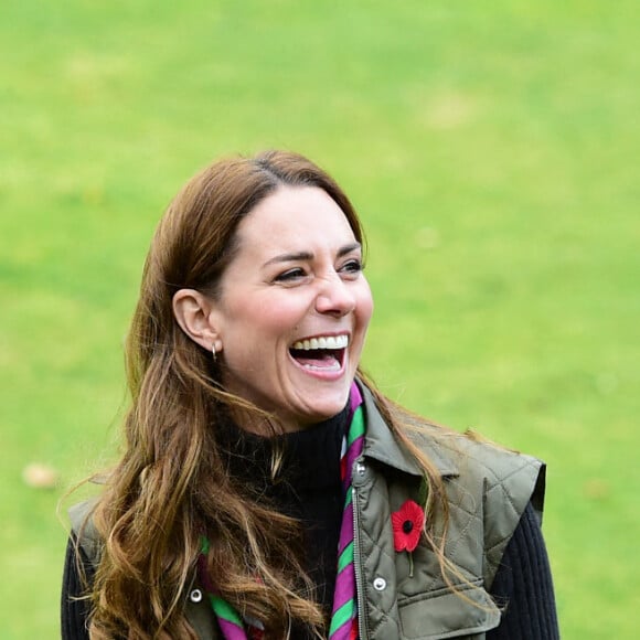 Info - Kate Middleton fête ses 40 ans le 9 janvier - Le prince William et Kate Middleton rendent visitent aux scouts à Alexandra Park pour leur campagne PromiseToThePlanet des scouts à Glasgow, en marge de la Cop26 (1er - 12 novembre 2021), le 1er novembre 2021.  The Duke and Duchess of Cambridge help to celebrate the Scouts PromiseToThePlanet campaign during a visit to 105th Glasgow Scouts, Alexandra Park Sports Hub, Dennistoun. During the visit they met with the scouts, cooked an aubergine burgers and made seed bombs. The Duchess of Cambridge jokes as she waves her muddy hands in the Dukes face. Glasgow. November 1st, 2021. 