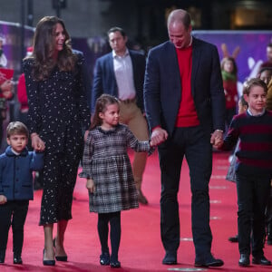 Le prince William, duc de Cambridge, et Catherine (Kate) Middleton, duchesse de Cambridge, avec leurs enfants le prince George, la princesse Charlotte et le prince Louis ont assisté à un spectacle donné en l'honneur des personnes qui ont été mobilisées pendant la pandémie au Palladium à Londres, Royaume Uni, le 11 décembre 2020.