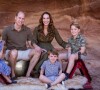 Kate Middleton et le prince William ont partagé une nouvelle photo de famille sur Instagram, qui fait office de carte de fin de Noël. Ils posent avec leurs 3 enfants : Charlotte, Louis et George.