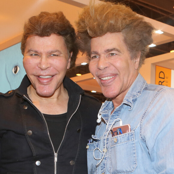 Les frères Igor et Grichka Bogdanoff (Bogdanov) lors de la 37e édition du Salon du livre au parc des expositions, à la porte de Versailles, à Paris, le 26 mars 2017. © CVS/Bestimage 