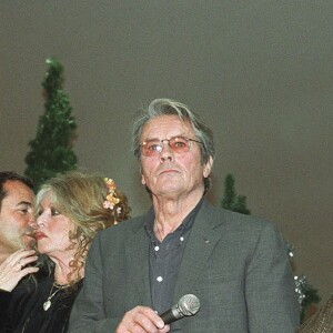 Alain Delon et Brigitte Bardot, avec Bernard Montiel et Patrick Dupond, au Noël des animaux en 2001.