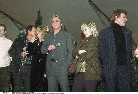 Alain Delon et Brigitte Bardot, avec Bernard Montiel et Patrick Dupond, au Noël des animaux en 2001.