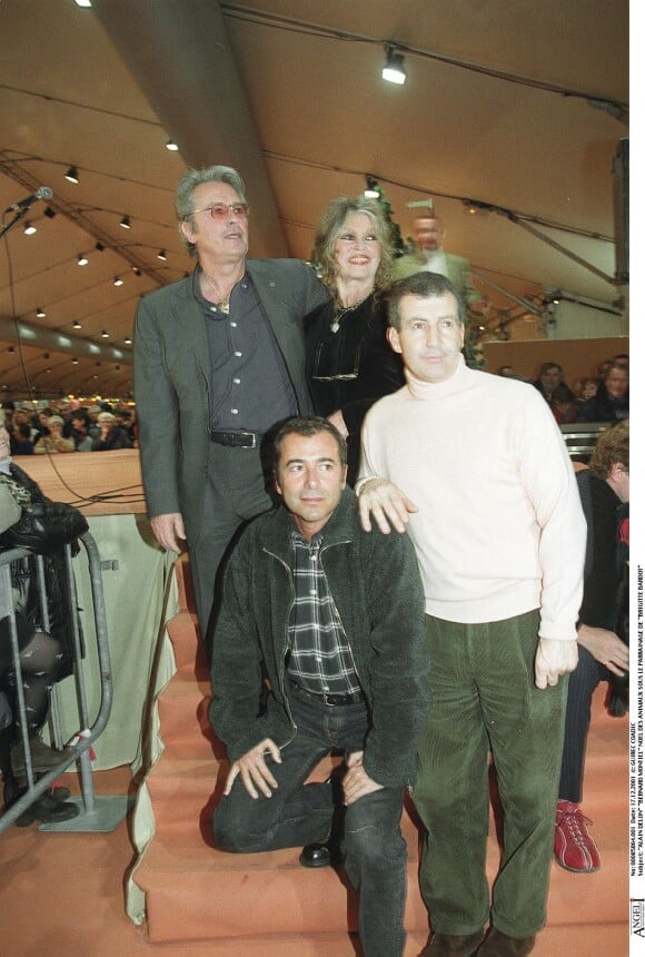 Alain Delon et Brigitte Bardot, avec Bernard Montiel, au Noël des animaux en 2001.