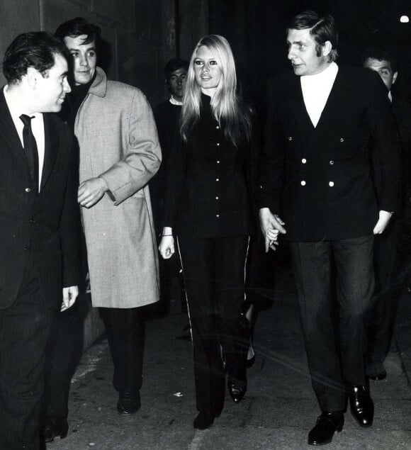 Brigitte Bardot et son mari Gunter Sachs avec Alain Delon à Rome, en 1966.