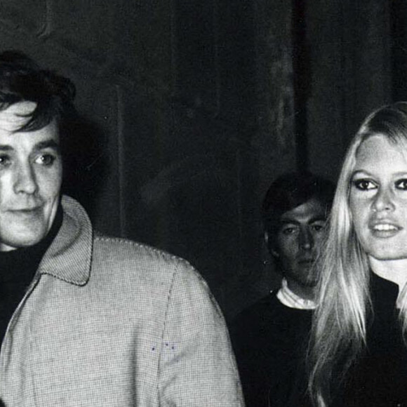 Brigitte Bardot et son mari Gunter Sachs avec Alain Delon à Rome, en 1966.