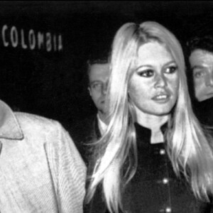 Brigitte Bardot et son mari Gunter Sachs avec Alain Delon à Rome, en 1966.