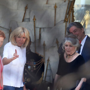 Laurence Parisot - Brigitte Macron raccompagne Brigitte Bardot sur le perron du palais de l'Elysée, après son entretien avec le président de la République. Paris, le 24 juillet 2018