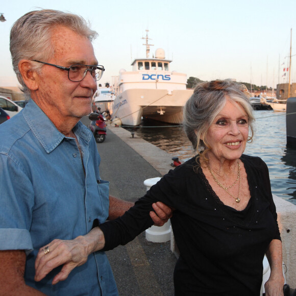 Exclusif - Brigitte Bardot et son mari Bernard d'Ormale avant qu'elle pose avec l'équipage de Brigitte Bardot Sea Shepherd, le célèbre trimaran d'intervention de l'organisation écologiste, sur le port de Saint-Tropez, le 26 septembre 2014 en escale pour 3 jours à deux jours de ses 80 ans.