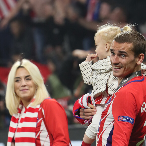 Antoine Griezmann, sa femme Erika Choperena et leur fille Mia avec la coupe de la Ligue Europa après la finale de la Ligue Europa, l'Olympique de Marseille contre l'Atlético de Madrid au stade Groupama à Decines-Charpieu banlieue de Lyon, France, le 16 mai 2018. L'Atlético de Madrid a gagné 3-0. © Cyril Moreau/Bestimage