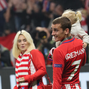 Antoine Griezmann, sa femme Erika Choperena et leur fille Mia avec la coupe de la Ligue Europa après la finale de la Ligue Europa, l'Olympique de Marseille contre l'Atlético de Madrid au stade Groupama à Decines-Charpieu banlieue de Lyon, France, le 16 mai 2018. L'Atlético de Madrid a gagné 3-0. © Cyril Moreau/Bestimage