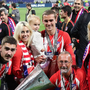 Antoine Griezmann en famille, avec son frère Théo, sa femme Erika Choperena, sa fille Mia, son père Alain et sa mère Isabelle après la finale de la Ligue Europa, l'Olympique de Marseille contre l'Atlético de Madrid au stade Groupama à Decines-Charpieu banlieue de Lyon, France, le 16 mai 2018. L'Atlético de Madrid a gagné 3-0. © Cyril Moreau/Bestimage