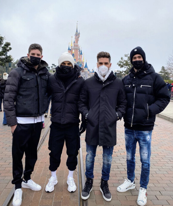 Elyaz, Enzo, Luca et Theo Zidane visitent Disneyland Paris en famille. Décembre 2021.
