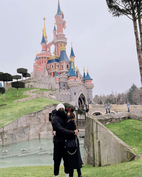 Enzo Zidane et sa fiancée Karen Goncalves à Disneyland Paris. Décembre 2021.