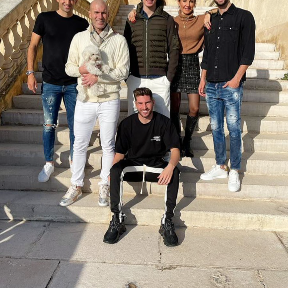 Zinédine Zidane, son épouse Véronique et leurs quatre enfants, Enzo, Elyaz, Luca et Théo. Janvier 2022.