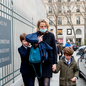 Amélie de Bourbon-Parme, l'ex-femme de Igor, et ses deux enfants Alexandre et Constantin - Arrivées à la messe en hommage aux frères Igor et Grichka Bogdanoff (Bogdanov) en l'église de La Madeleine à Paris. Le 10 janvier 2022 © Jacovides-Moreau / Bestimage