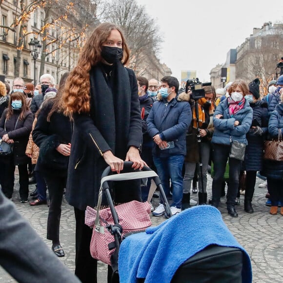 Sasha (Fille d'Igor) et son bébé - Arrivées à la messe en hommage aux frères Igor et Grichka Bogdanoff (Bogdanov) en l'église de La Madeleine à Paris. Le 10 janvier 2022 © Jacovides-Moreau / Bestimage