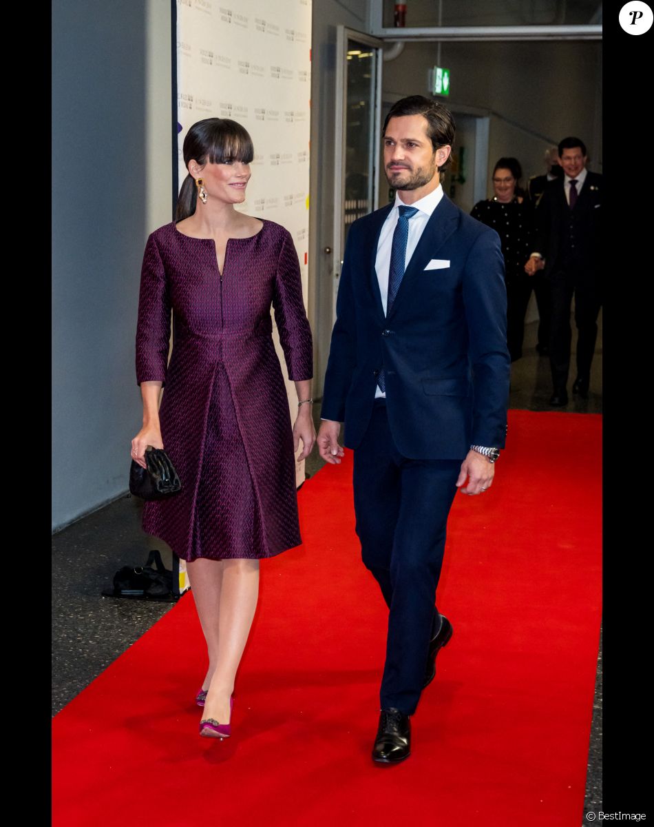 Le prince Carl Philip et la princesse Sofia (Hellqvist) de Suède assistent au 100ème anniversaire de la démocratie en Suède lors d'une soirée à Stockholm le 10 janvier 2022.