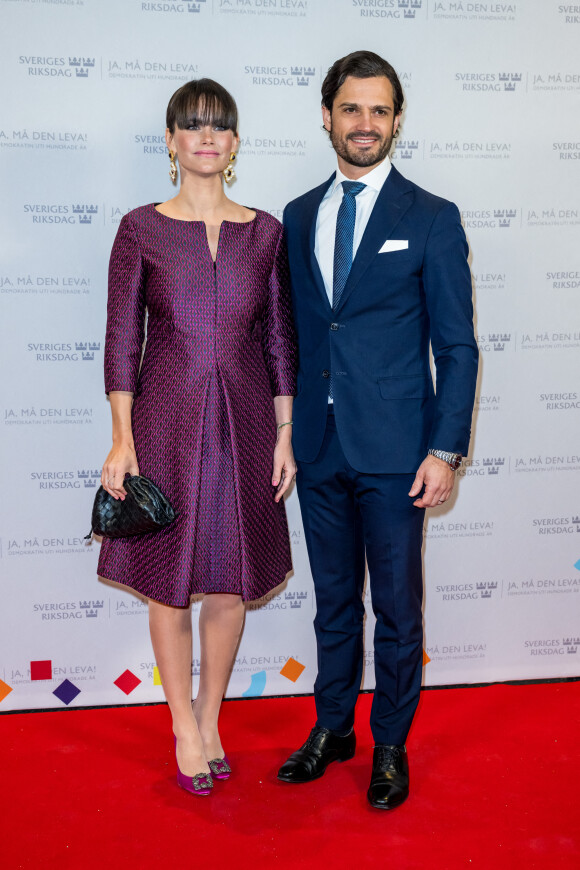 Le prince Carl Philip et la princesse Sofia (Hellqvist) de Suède assistent au 100ème anniversaire de la démocratie en Suède lors d'une soirée à Stockholm le 10 janvier 2022.