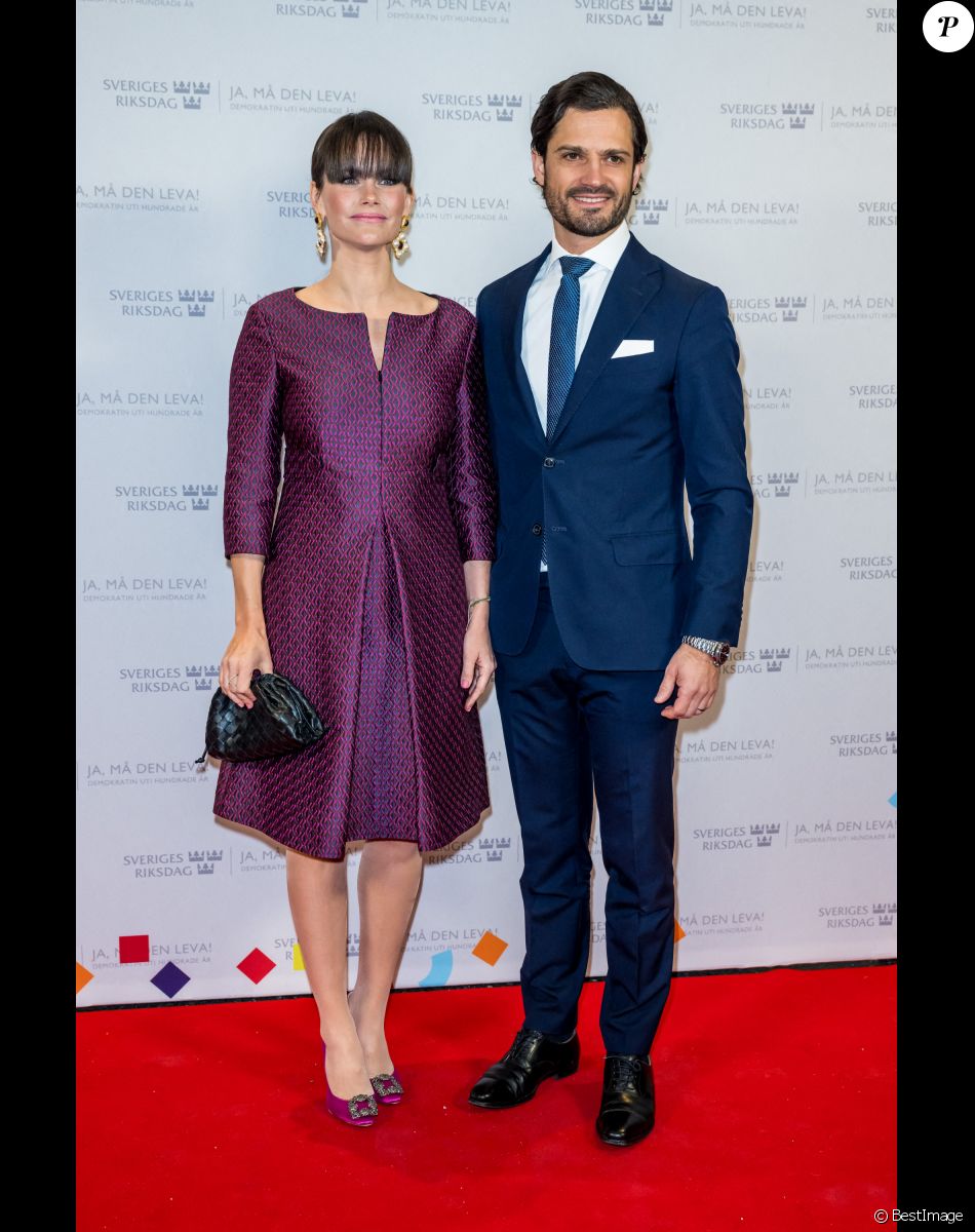 Le prince Carl Philip et la princesse Sofia (Hellqvist) de Suède assistent au 100ème anniversaire de la démocratie en Suède lors d'une soirée à Stockholm le 10 janvier 2022.