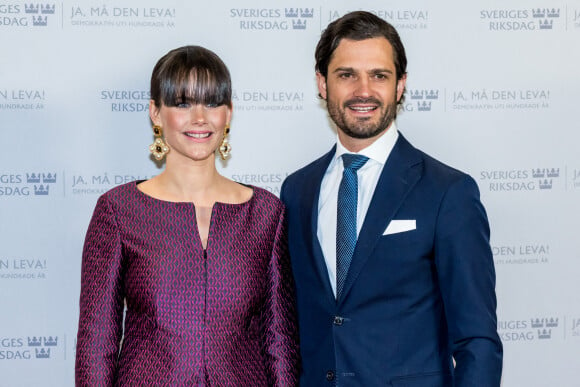 Le prince Carl Philip et la princesse Sofia (Hellqvist) de Suède assistent au 100ème anniversaire de la démocratie en Suède lors d'une soirée à Stockholm le 10 janvier 2022.