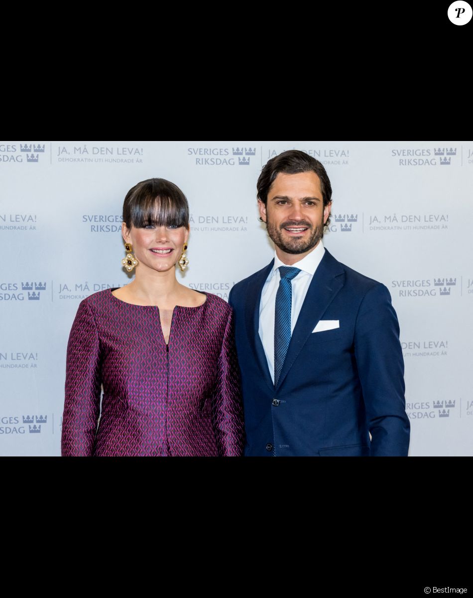 Le prince Carl Philip et la princesse Sofia (Hellqvist) de Suède assistent au 100ème anniversaire de la démocratie en Suède lors d'une soirée à Stockholm le 10 janvier 2022.