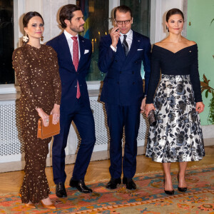 La princesse Sofia de Suède, le prince Carl Philip, le prince Daniel, la princesse Victoria de Suède lors d'une réception à la résidence de l'ambassadeur d'Espagne à Stockholm à l'occasion d'une visite de deux jours du couple royal d'Espagne en Suède le 25 novembre 2021.