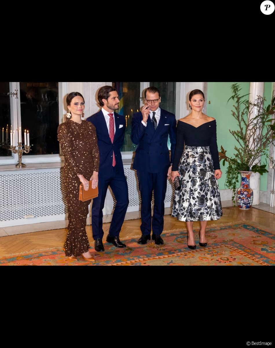 La princesse Sofia de Suède, le prince Carl Philip, le prince Daniel, la princesse Victoria de Suède lors d'une réception à la résidence de l'ambassadeur d'Espagne à Stockholm à l'occasion d'une visite de deux jours du couple royal d'Espagne en Suède le 25 novembre 2021.