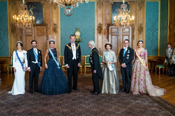La princesse Sofia de Suède, le prince Carl Philip,la reine Letizia d'Espagne, le roi Felipe VI, le roi Carl Gustav, la reine Silvia, lors du dîner d'état au palais royal à Stockholm pour la visite en Suède du couple royal d'Espagne le 24 novembre 2021.