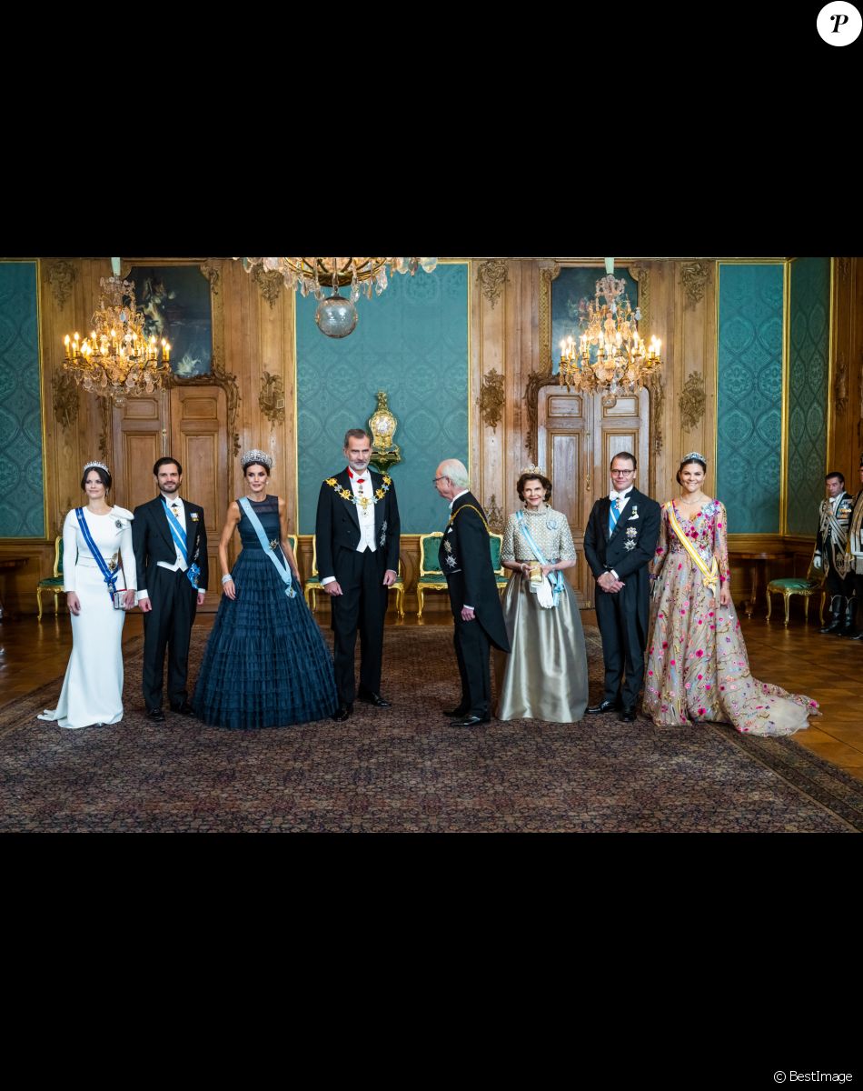 La princesse Sofia de Suède, le prince Carl Philip,la reine Letizia d'Espagne, le roi Felipe VI, le roi Carl Gustav, la reine Silvia, lors du dîner d'état au palais royal à Stockholm pour la visite en Suède du couple royal d'Espagne le 24 novembre 2021.