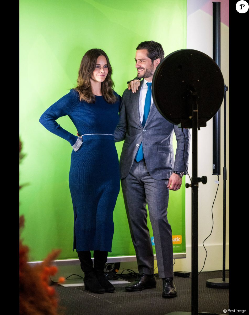 Le prince Carl Philip et La princesse Sofia (Hellqvist) de Suède assistent à la présentation d'une installation numérique contre la cyberintimidation à Stockholm, Suède, Suède le 1er novembre 2021.
