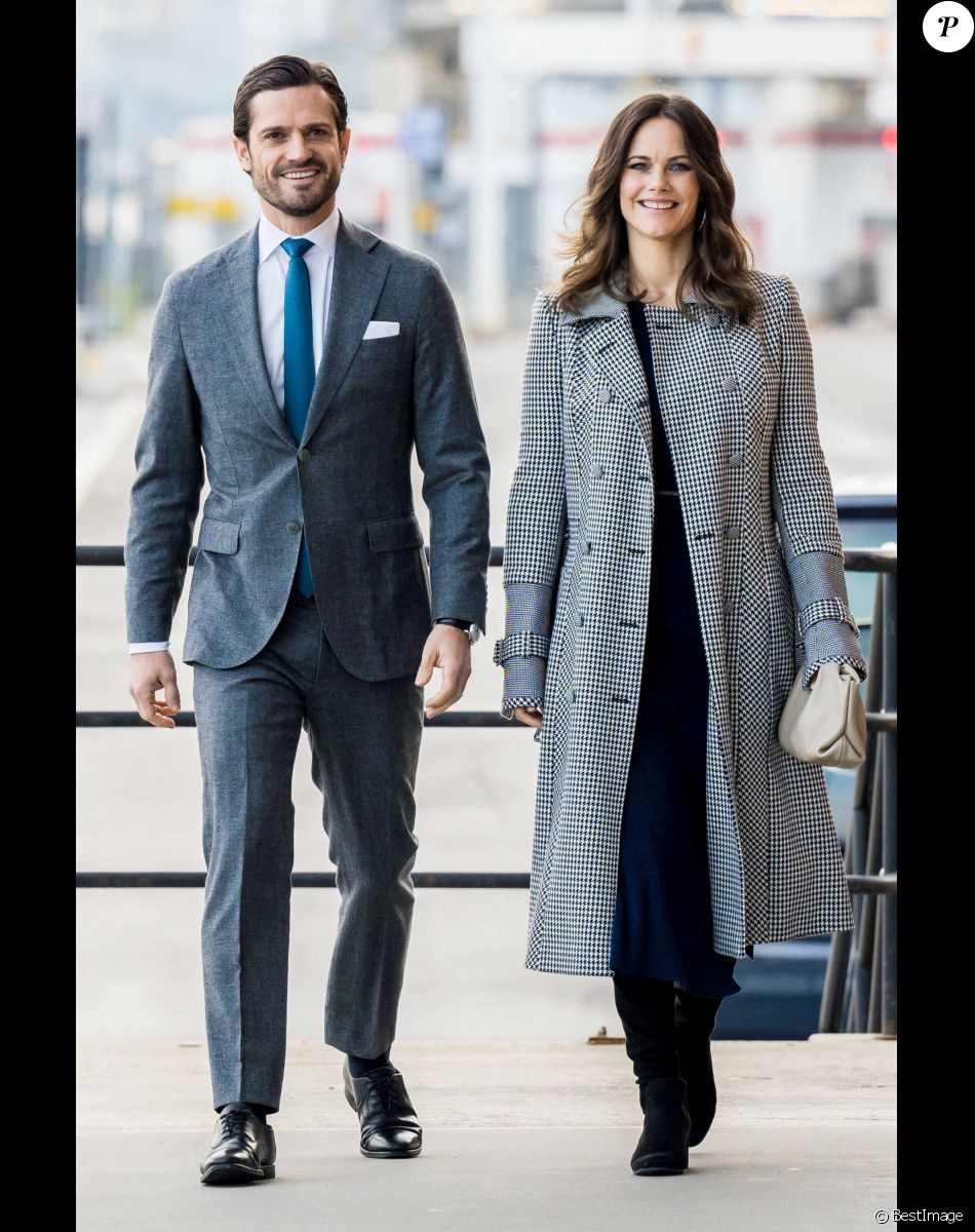 Le prince Carl Philip et La princesse Sofia (Hellqvist) de Suède assistent à la présentation de l'installation numérique contre la cyberintimidation au Fotomuseum Fotografiska à Stockholm, le 1er novembre 2021.