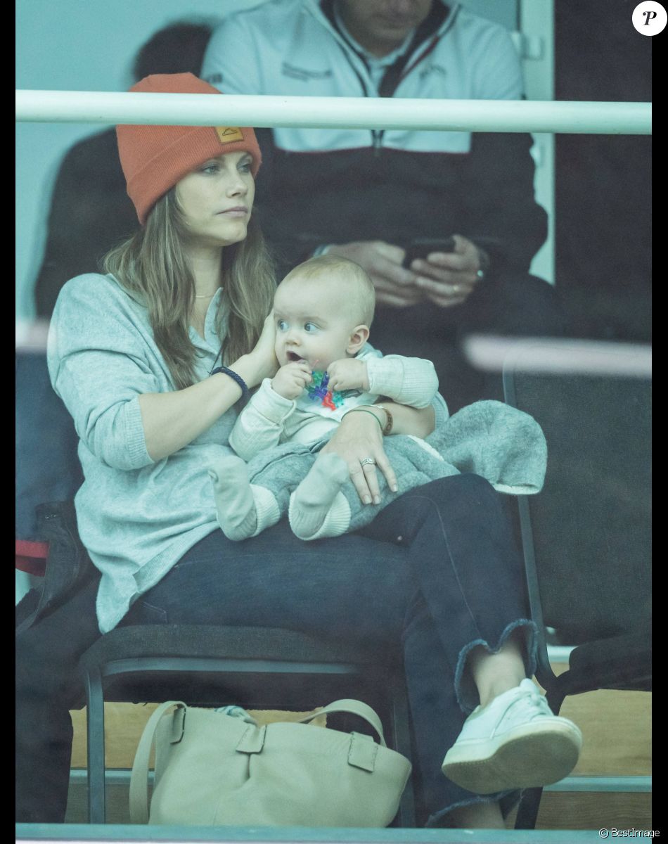 Le prince Carl Philip de Suède, la princesse Sofia (Hellqvist) de Suède avec le prince Julian, le prince Alexander et le prince Gabriel au Porsche Carrera Cup Scandinavia sur le circuit automobile de Mantorp Park à Mantorp, Suède, le 2 octobre 2021.