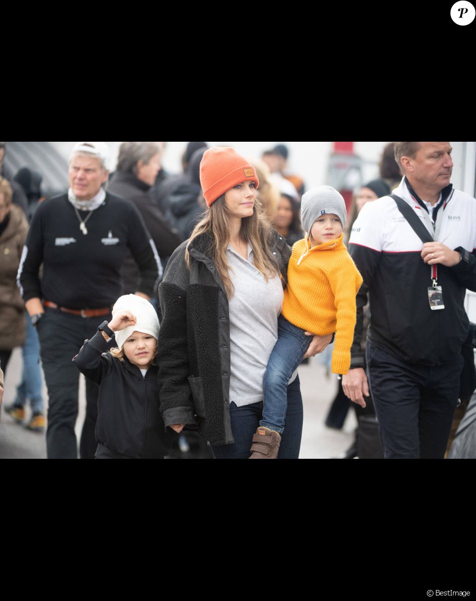 Le prince Carl Philip de Suède, la princesse Sofia (Hellqvist) de Suède avec le prince Julian, le prince Alexander et le prince Gabriel au Porsche Carrera Cup Scandinavia sur le circuit automobile de Mantorp Park à Mantorp, Suède, le 2 octobre 2021.