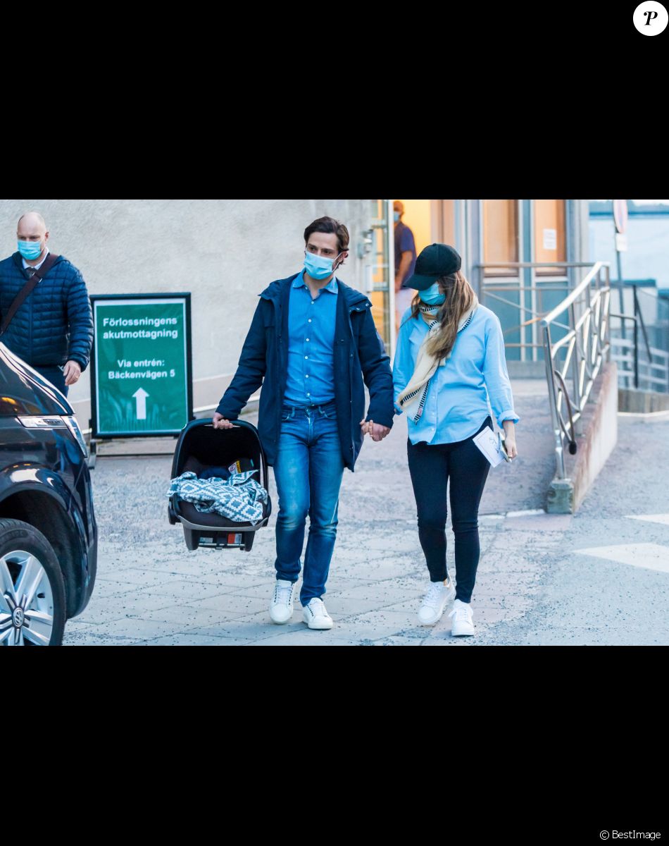 Le prince Carl Philip et la princesse Sofia (Hellqvist) de Suède quittent la maternité Danderyd près de Stockholm avec leur troisième enfant, le 26 mars 2021.
