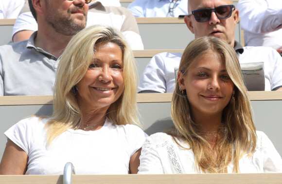 Natty Belmondo et sa fille Stella Belmondo dans les tribunes lors des internationaux de tennis de Roland Garros à Paris, France, le 3 juin 2019. © Jacovides-Moreau/Bestimage 