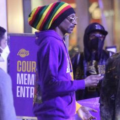 Snoop Dogg arrive à la Crypto.com Arena pour assister à un match des Lakers. Los Angeles, le 25 décembre 2021.