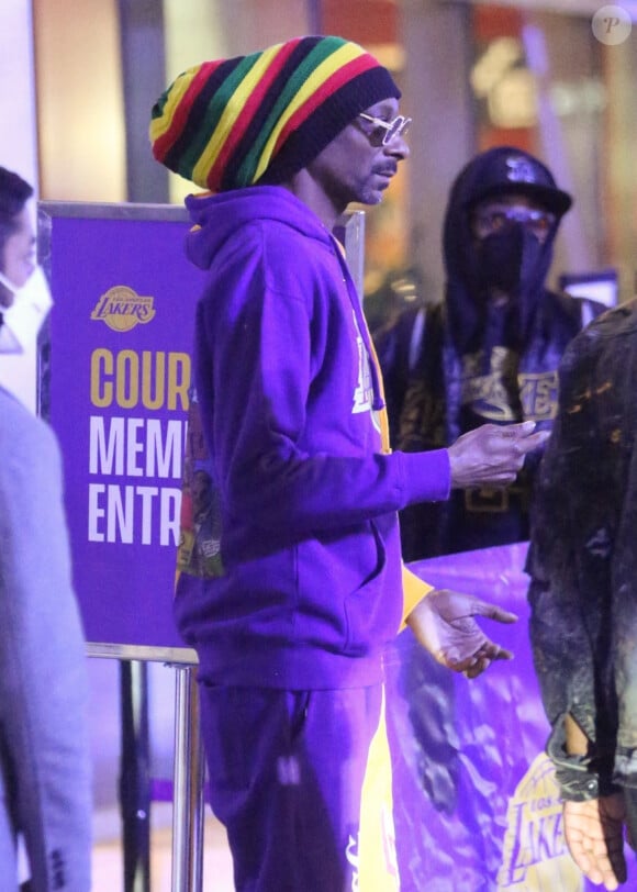 Snoop Dogg arrive à la Crypto.com Arena pour assister à un match des Lakers. Los Angeles, le 25 décembre 2021.