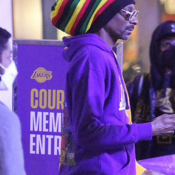 Snoop Dogg arrive à la Crypto.com Arena pour assister à un match des Lakers. Los Angeles, le 25 décembre 2021.