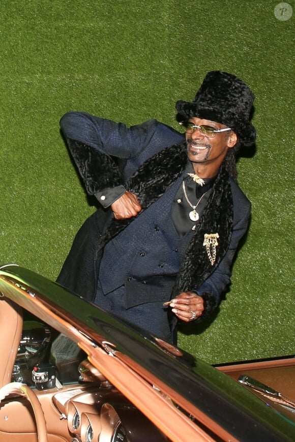 Snoop Dogg se fait offrir une Chevrolet Impala 55 à l'occasion de son 50ème annivesaire à Los Angeles le 21 octobre 2021. 