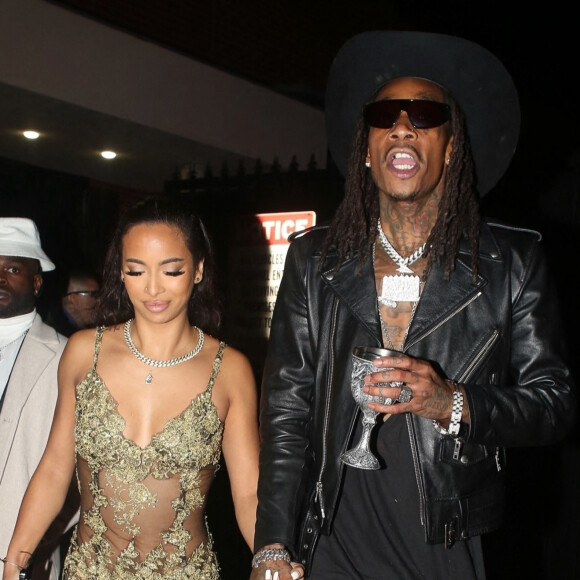 Wiz Khalifa embrasse sa nouvelle compagne à la sortie de la fête d'anniversaire de Snoop Dogg à Los Angeles, Californie, Etats-Unis, le 20 octobre 2021. 