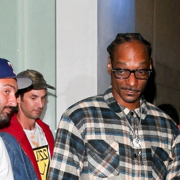 Snoop Dogg fait une apparition dans la nouvelle boutique de cannabis haut de gamme "WonderBrett" à Los Angeles, Californie, Etats-Unis, le 8 juillet 2021. Snoop est avec un joint à la main.