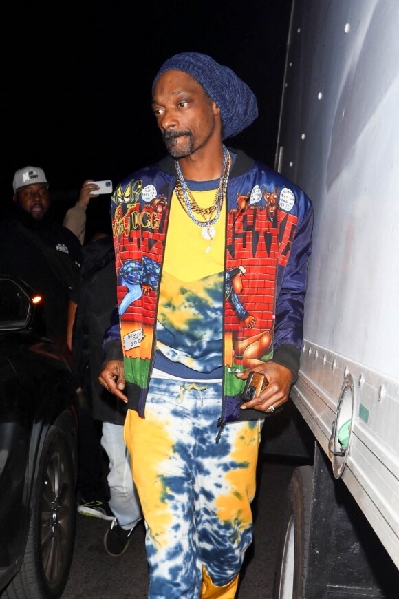 Snoop Dogg quitte la soirée d'anniversaire de Cardi B à Los Angeles, le 11 octobre 2021.