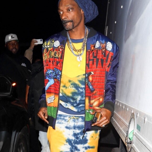 Snoop Dogg quitte la soirée d'anniversaire de Cardi B à Los Angeles, le 11 octobre 2021.
