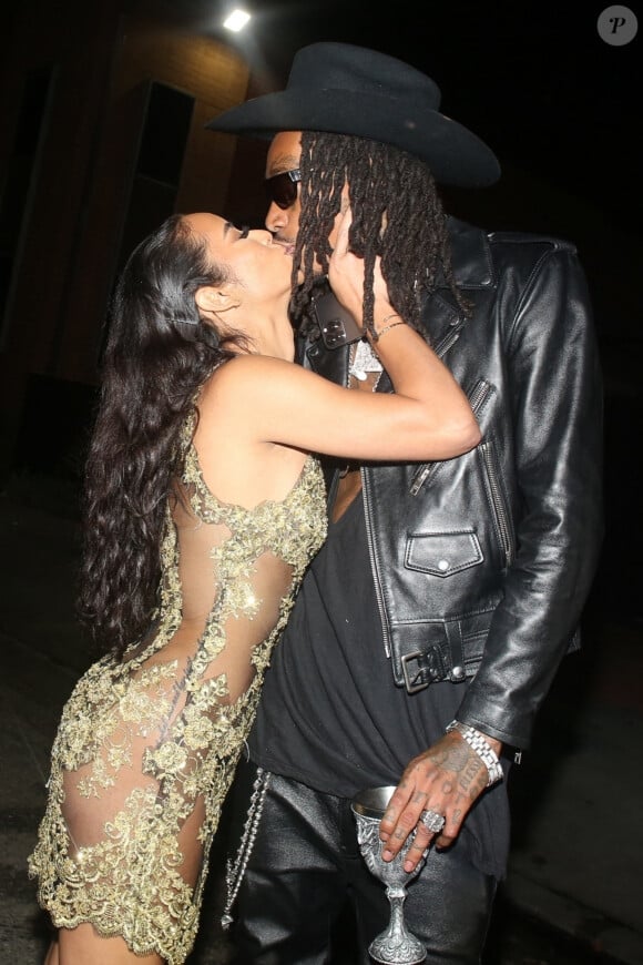 Wiz Khalifa embrasse sa nouvelle compagne à la sortie de la fête d'anniversaire de Snoop Dogg à Los Angeles, Californie, Etats-Unis, le 20 octobre 2021. 