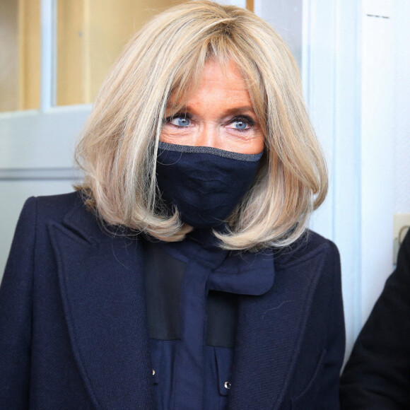 La première Brigitte Macron visite l'école primaire Jules Ferry à Ormesson sur Marne pour pour se familiariser avec des systèmes robotisés qui permettent aux élèves, souffrant d'une longue maladie, de pouvoir suivre leur scolarité le 3 décembre 2021. © Panoramic / Bestimage 