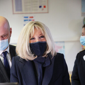 La première Brigitte Macron visite l'école primaire Jules Ferry à Ormesson sur Marne pour pour se familiariser avec des systèmes robotisés qui permettent aux élèves, souffrant d'une longue maladie, de pouvoir suivre leur scolarité le 3 décembre 2021. © Panoramic / Bestimage 