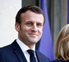 Le président Emmanuel Macron, la première dame Brigitte Macron - Le président de la République et sa femme accueillent le président du conseil européen et le premier ministre du Luxembourg au palais de l'Elysée à Paris